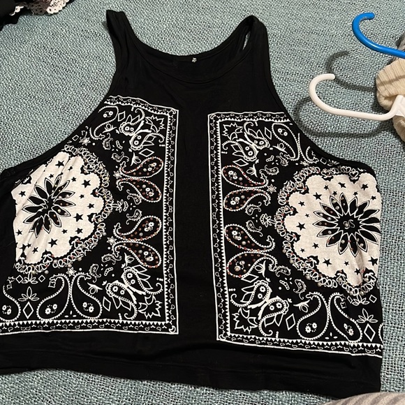 Cute top. Size: small - Picture 2 of 3